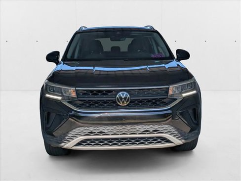 Used 2024 Volkswagen Taos SE image 2