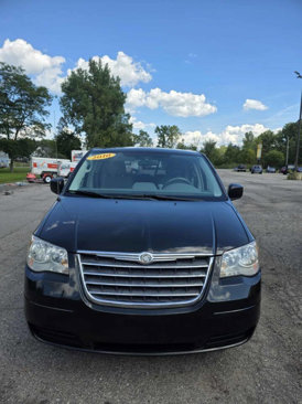 Used 2010 Chrysler Town & Country LX w/ PWR Convenience Group image 2