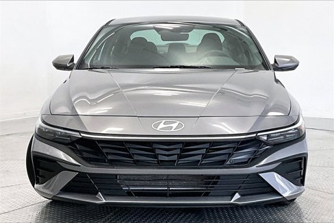Certified 2025 Hyundai Elantra SE image 3