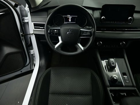 Used 2022 Mitsubishi Outlander ES image 2