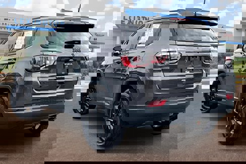 Used 2021 Jeep Compass Latitude image 2