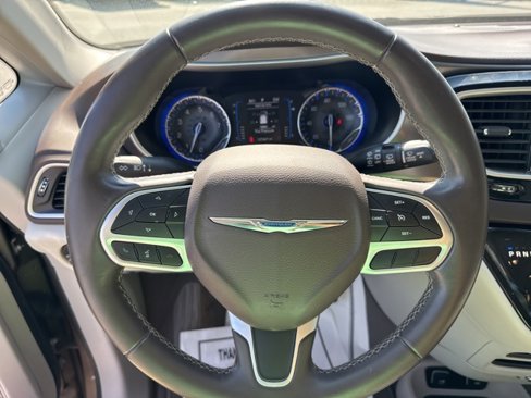 Used 2017 Chrysler Pacifica Touring-L image 15