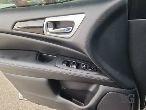 Used 2019 Nissan Pathfinder SV image 16