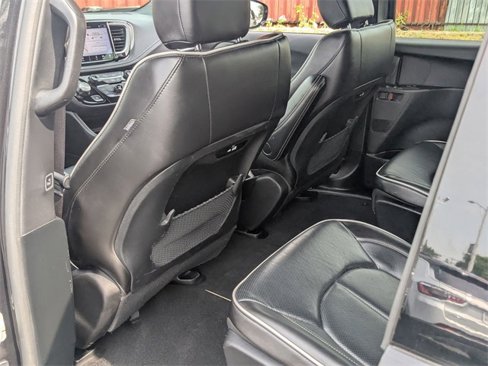 Used 2024 Chrysler Pacifica Premium image 17