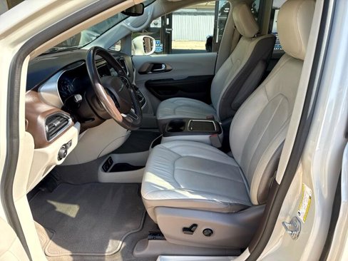Used 2019 Chrysler Pacifica Touring-L Plus image 9