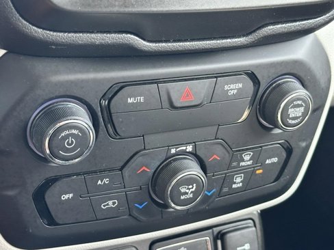 Used 2020 Jeep Renegade Latitude w/ Popular Equipment Group image 19