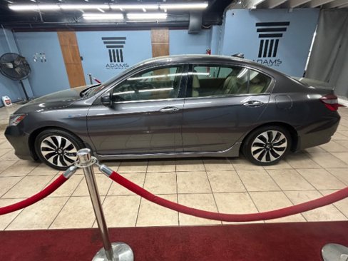 Used 2017 Honda Accord Touring image 2