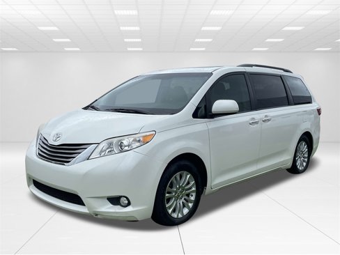 Used 2016 Toyota Sienna XLE image 3