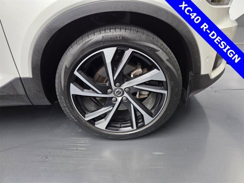 Used 2022 Volvo XC40 T5 R-Design w/ Advanced Package image 9