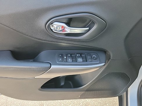 Used 2019 Jeep Cherokee Latitude Plus w/ Cold Weather Group image 6