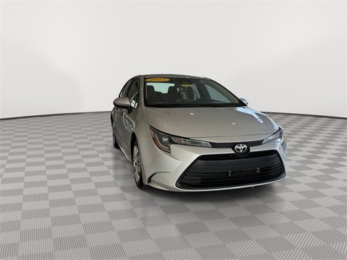 Used 2023 Toyota Corolla LE image 3