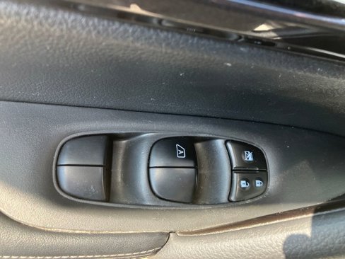 Used 2017 Nissan Rogue SV w/ SV Premium Package image 29