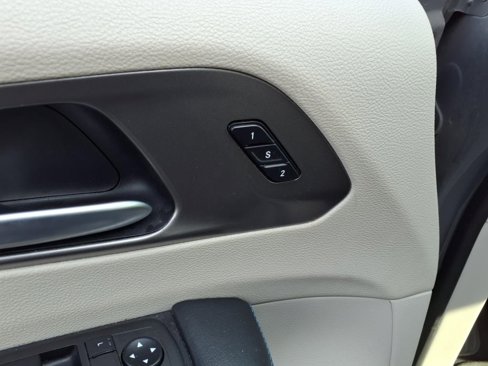 Certified 2021 Chrysler Pacifica Touring-L image 7