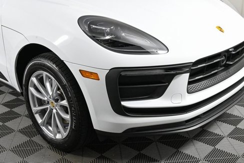 Certified 2025 Porsche Macan image 38