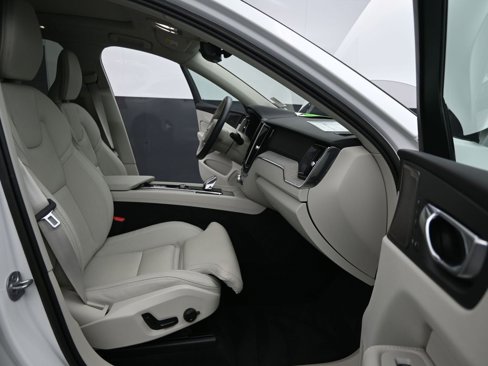 Certified 2023 Volvo XC60 B5 Ultimate w/ Protection Package Premier image 15