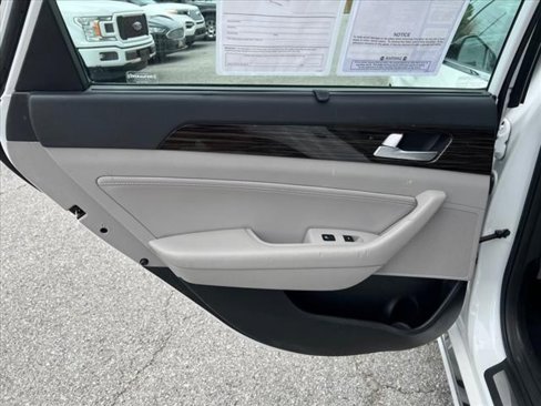 Used 2016 Hyundai Sonata Limited w/ Option Group 02 image 19