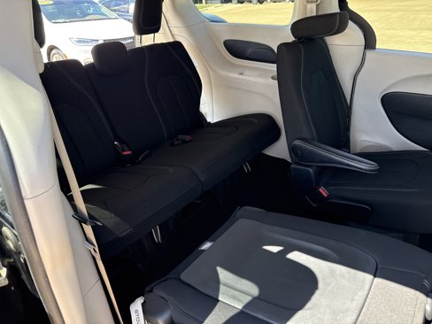 Used 2023 Chrysler Voyager LX image 28