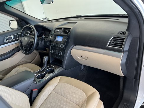 Used 2017 Ford Explorer XLT image 33