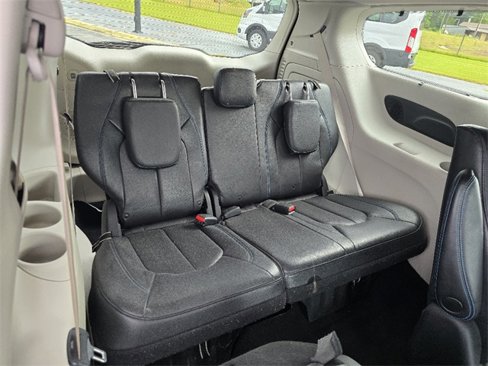 Used 2021 Chrysler Pacifica Touring-L image 14
