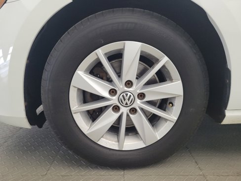Used 2017 Volkswagen Golf S image 31