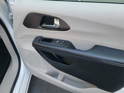 Used 2022 Chrysler Voyager LX image 21