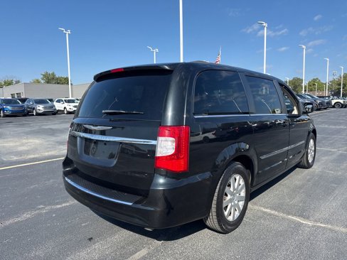 Used 2014 Chrysler Town & Country Touring image 7