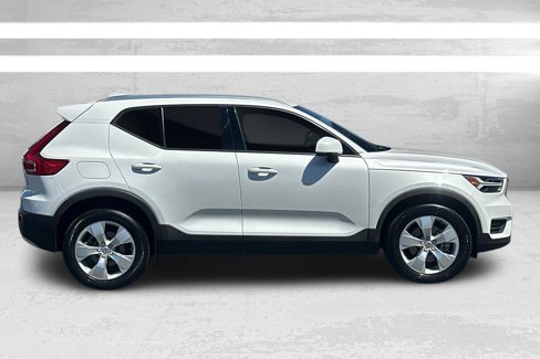 Certified 2022 Volvo XC40 T5 Momentum image 3