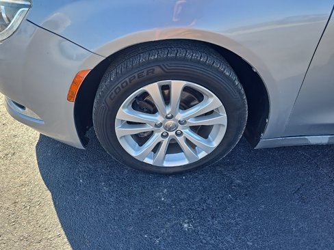 Used 2015 Chrysler 200 Limited w/ Convenience Group image 4