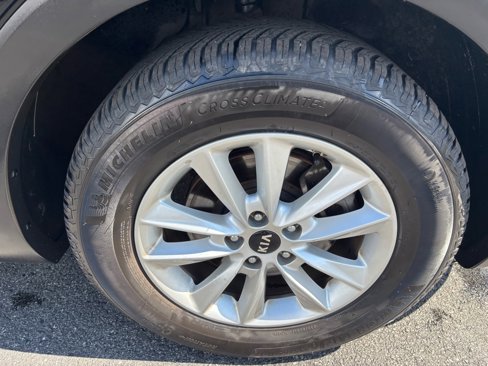 Used 2019 Kia Sorento LX image 9