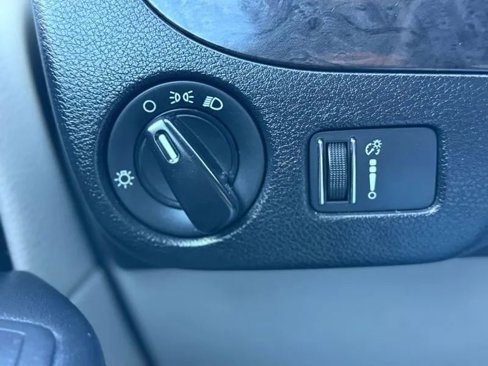 Used 2018 Dodge Grand Caravan SE w/ UConnect Hands-Free Group image 13