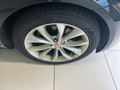Used 2018 Jaguar XF Premium image 20