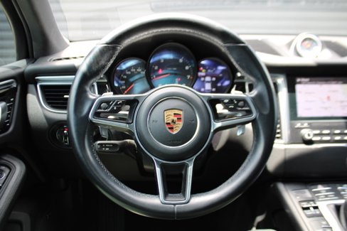 Certified 2018 Porsche Macan image 22