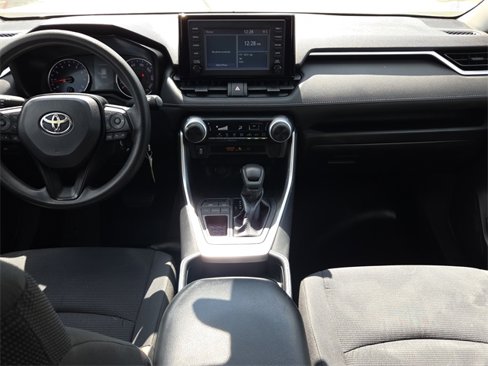 Used 2019 Toyota RAV4 LE image 11
