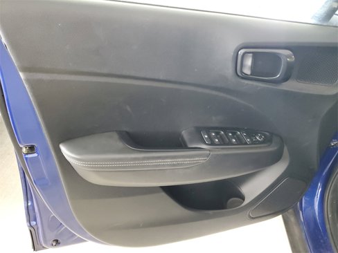 Used 2022 Hyundai Venue Limited image 11
