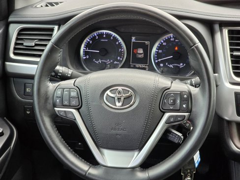Used 2017 Toyota Highlander LE image 26