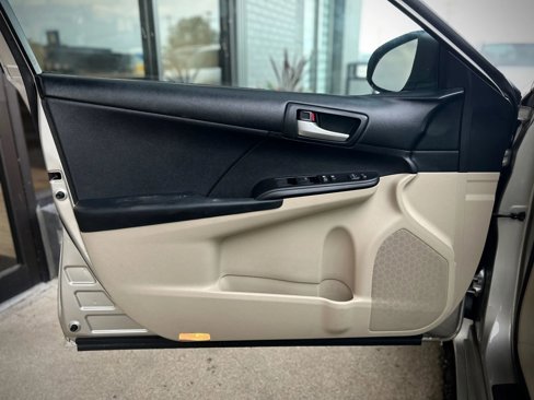 Used 2013 Toyota Camry L image 8