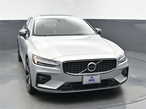 Used 2024 Volvo S60 B5 Plus image 2