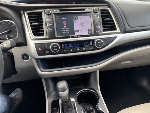Used 2019 Toyota Highlander XLE image 6