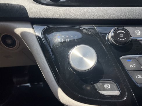 Used 2022 Chrysler Voyager LX image 19