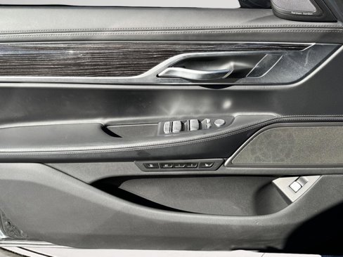Used 2022 BMW 750i xDrive w/ Executive Package image 8