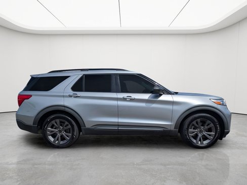 Used 2021 Ford Explorer XLT w/ Equipment Group 202A image 9