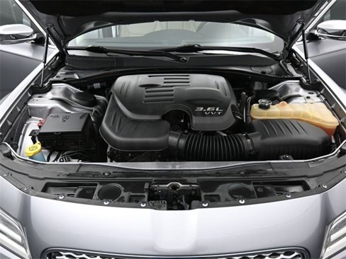 Used 2016 Chrysler 300 C image 35