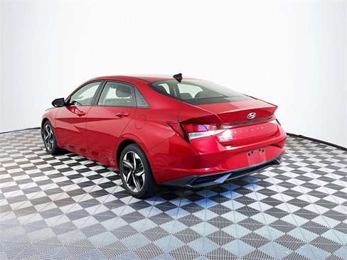 Used 2023 Hyundai Elantra SEL w/ Convenience Package image 3