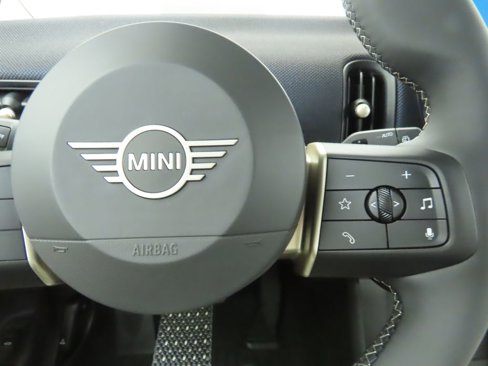 Used 2025 MINI Cooper 4-Door Hardtop image 12