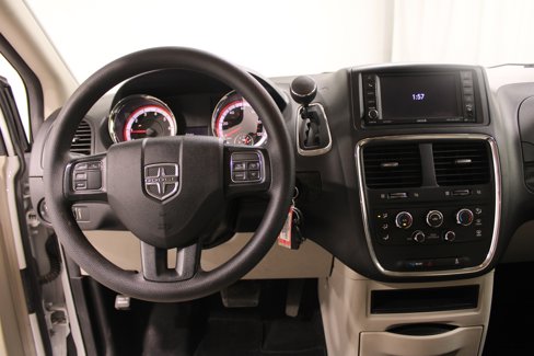 Used 2019 Dodge Grand Caravan SE w/ UConnect Hands-Free Group image 2