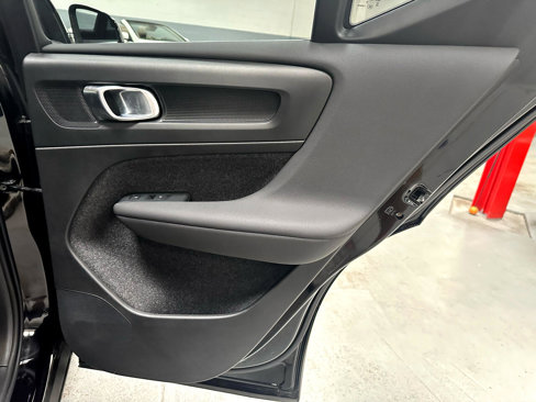 Used 2024 Volvo XC40 B5 Core w/ Climate Package image 10