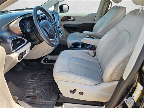 Certified 2018 Chrysler Pacifica Touring-L w/ Premium Audio Group image 14