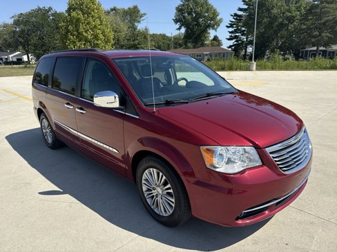 Used 2016 Chrysler Town & Country Touring-L image 1