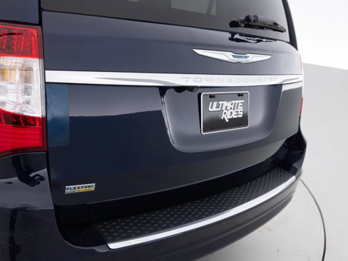 Used 2016 Chrysler Town & Country Touring image 16
