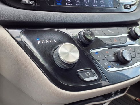 Used 2018 Chrysler Pacifica Touring-L Plus image 16